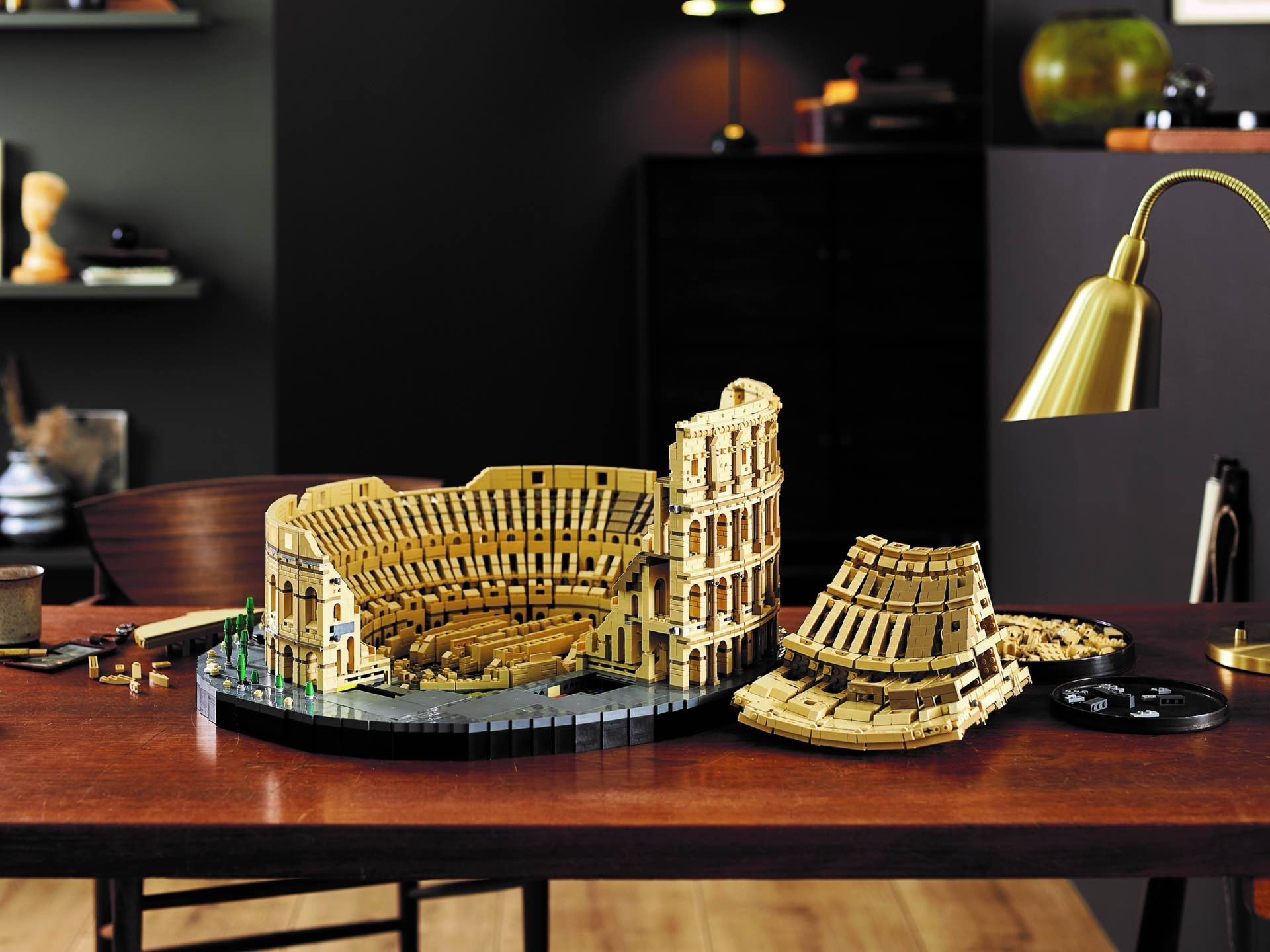 lego-colosseum-set-assembly-front