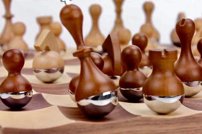 wobble-chess-set-by-umbra