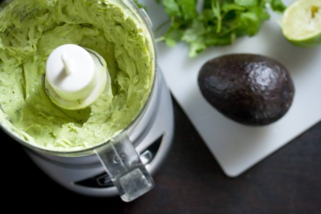 recipe-spicy-creamy-avocado-salsa-guide-hero-isabelle-boucher